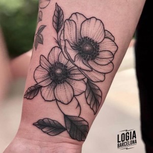 tatuaje-brazo-flores-ferran-torre-logia-barcelona 